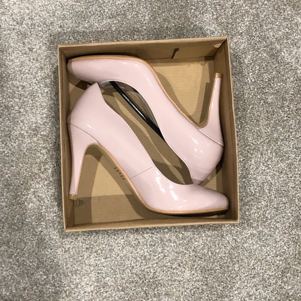 Francesca’s Nude Scalloped Pump